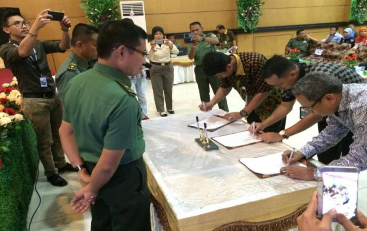 Penandatanganan Kontrak Beras Sebesar 50.000 Ton, Yang Ditandatangani Oleh Kadivre Bulog Sulsel, Kepala Kanwil Bni Disaksikan Ketua Sergap Beras Brigjen Akib